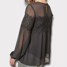 Cargar imagen en el visor de la galería, Lace trim B top